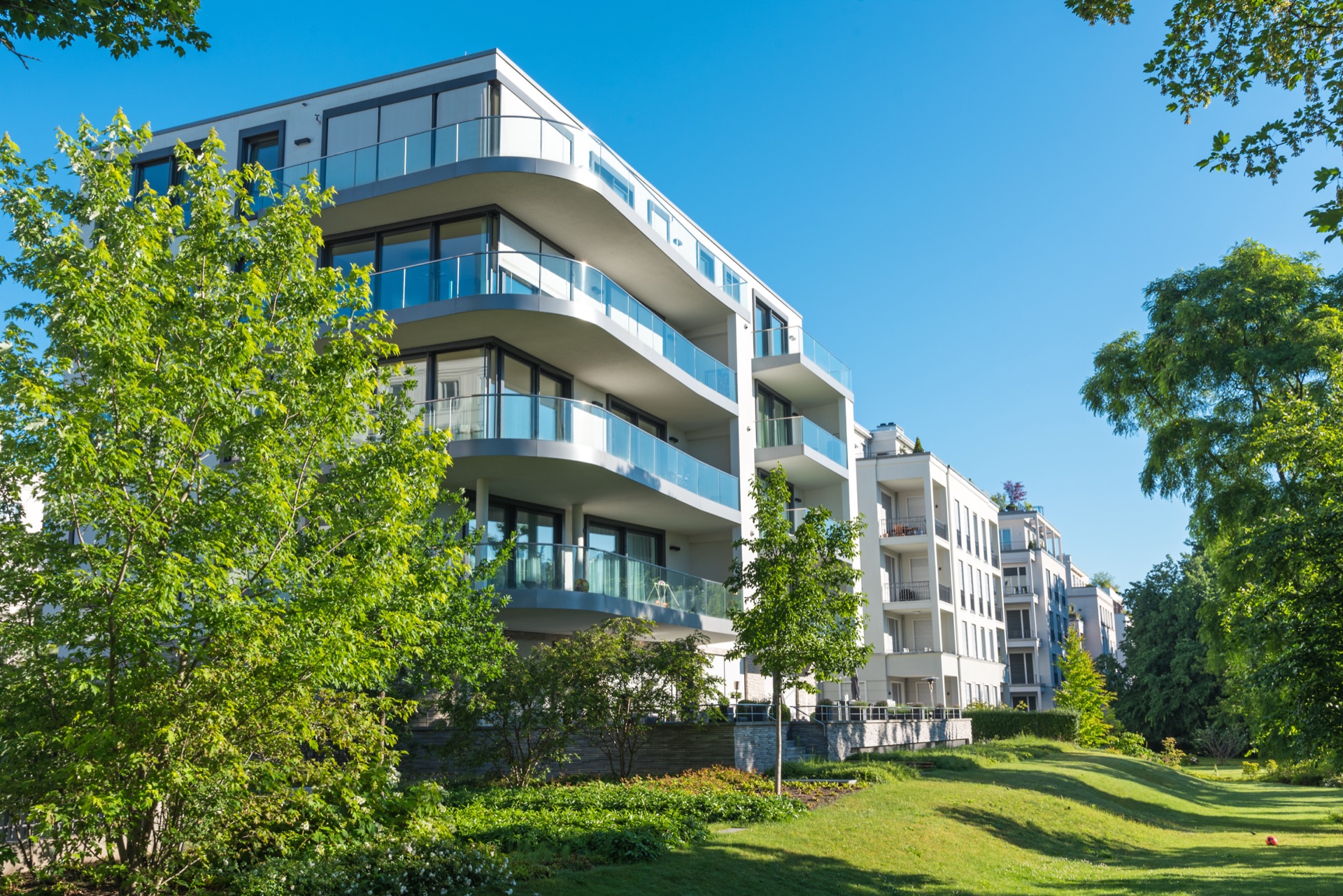 Modernes Mehrfamilienhaus mit Balkonen im Grünen