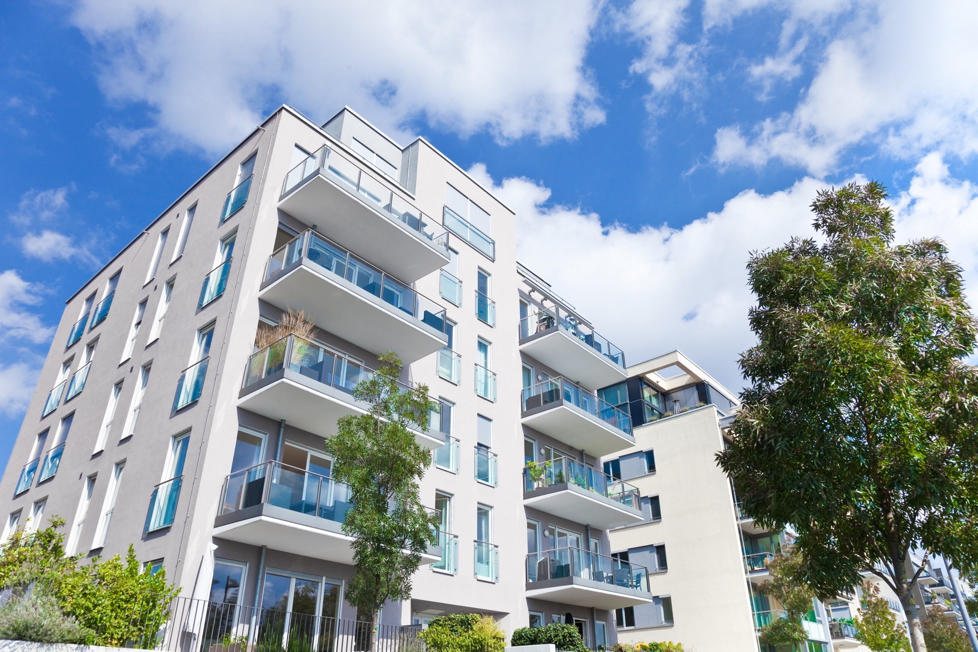 Modernes Apartmenthaus mit umlaufenden Balkonen